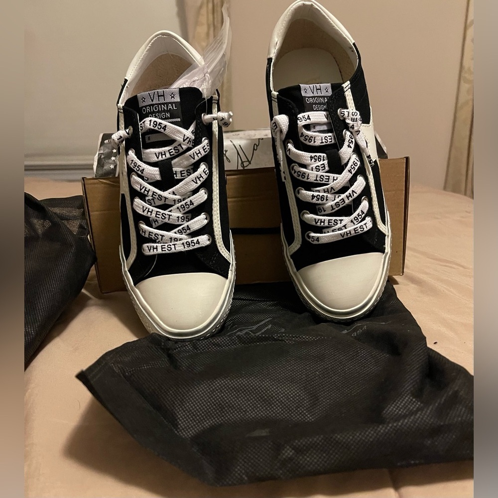 Vintage Havana Women’s Alive 23 Cruise Black and White Athletic Shoes